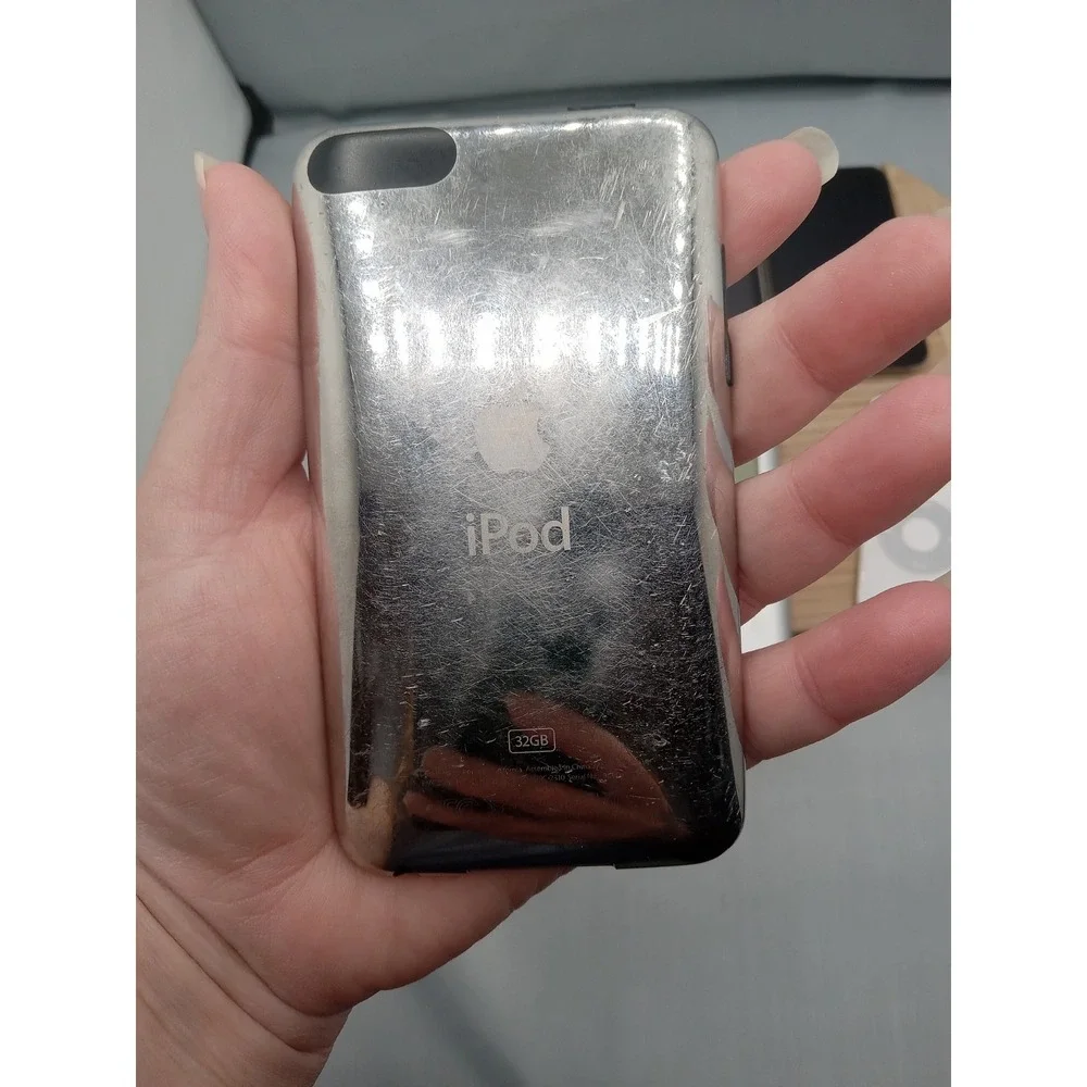 Lot Of 6 Apple Products - iPods &  BROKEN (For Parts‎ Only Locked Scratches.